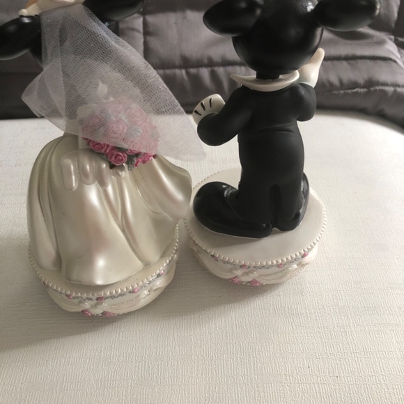 Mickey and Minnie Wedding Kiss Bobbleheads - Picture 3 of 4